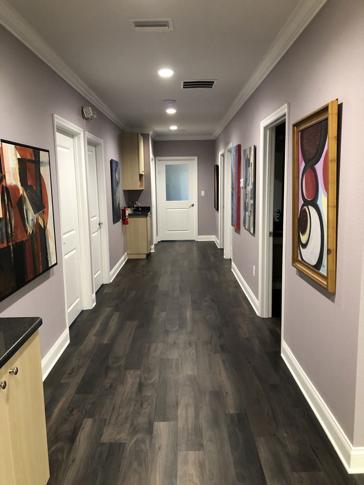 couloir vers les salles d'opération avec plusieurs peintures