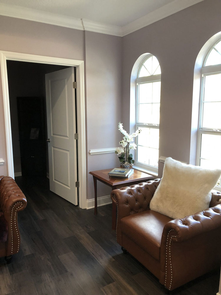 salle d'attente avec chaise en cuir devant les fenêtres